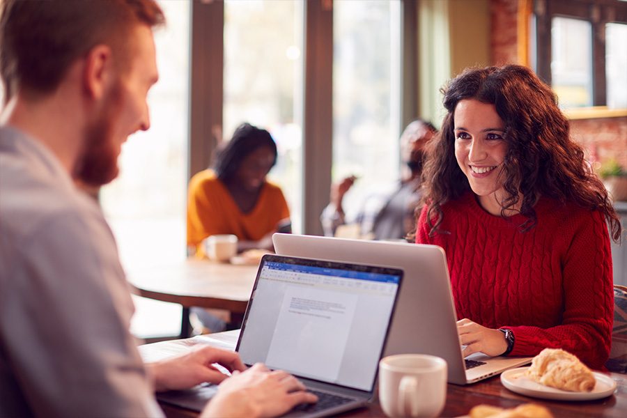 business-couple-with-laptops-having-informal-meeti-J9QDN9M.jpg